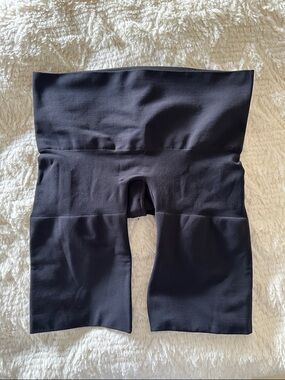 SKIMS Seamless High-Rise Shaper in Black